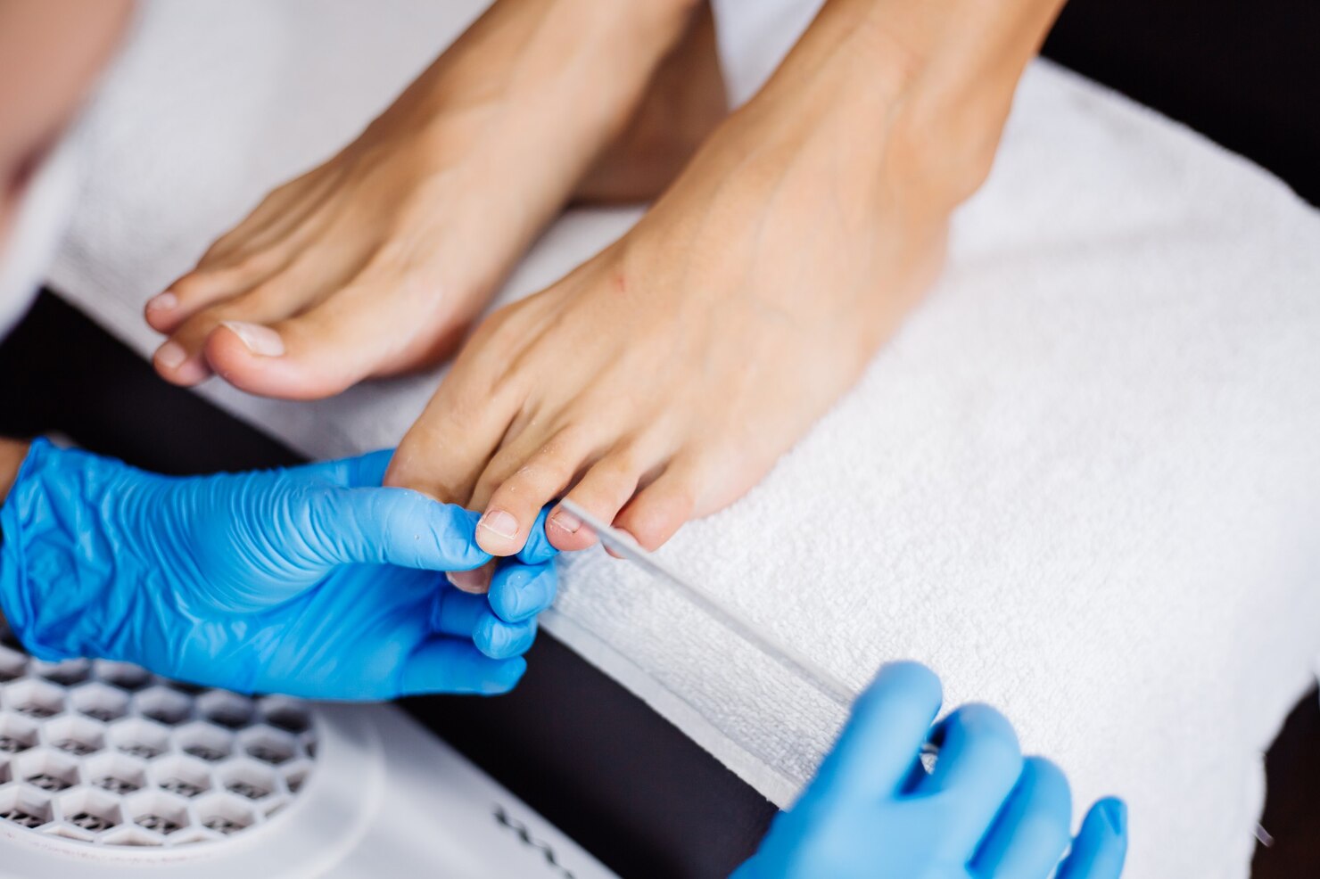 proceso pedicura pedicura salon casa tratamiento cuidado pies unas proceso pedicura profesional maestro guantes azules hace pedicura 343596 1585